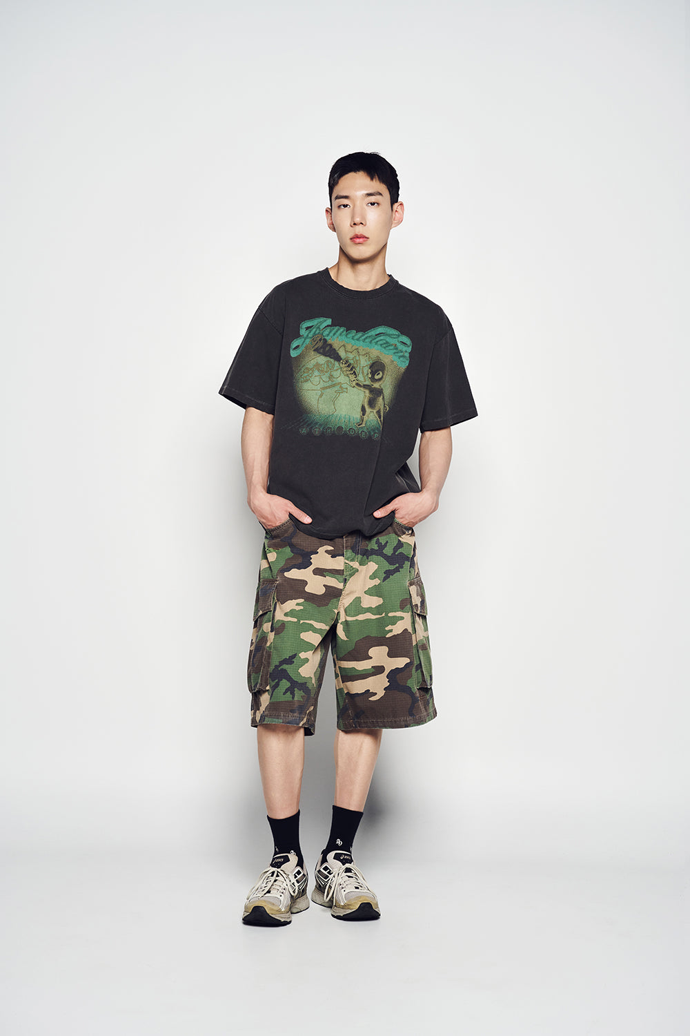PIGMENT SHOOTING ALIEN SHORT SLEEVE T-SHIRT CHARCOAL