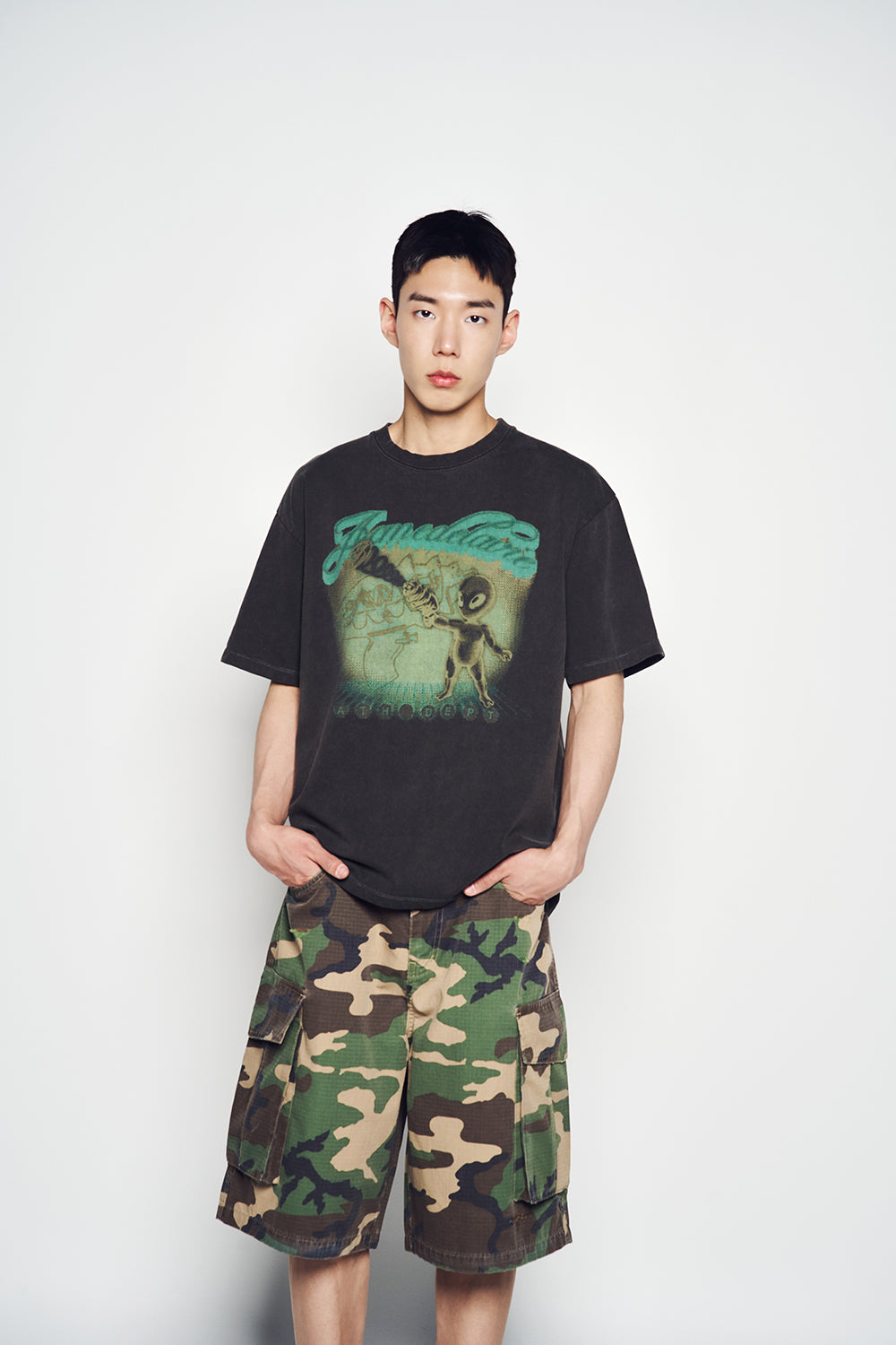 PIGMENT SHOOTING ALIEN SHORT SLEEVE T-SHIRT CHARCOAL
