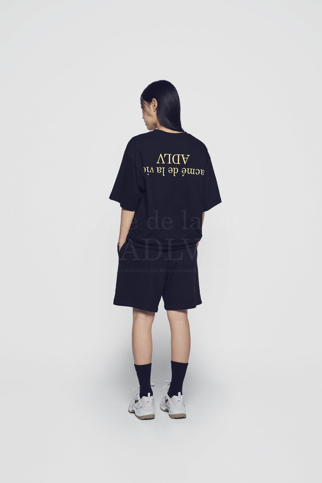 ADLV x HOSHI UPSIDE DOWN BASIC LOGO SHORT SLEEVE T-SHIRT BLACK