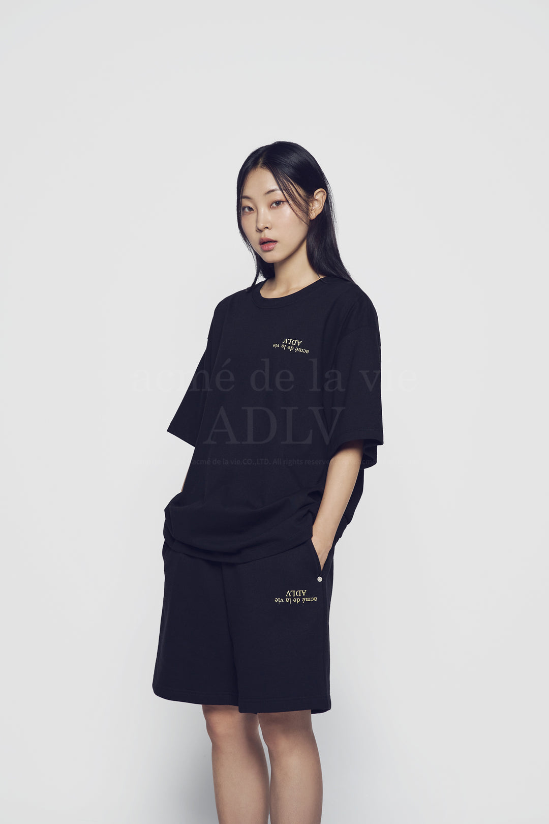 ADLV x HOSHI UPSIDE DOWN BASIC LOGO SHORT SLEEVE T-SHIRT BLACK