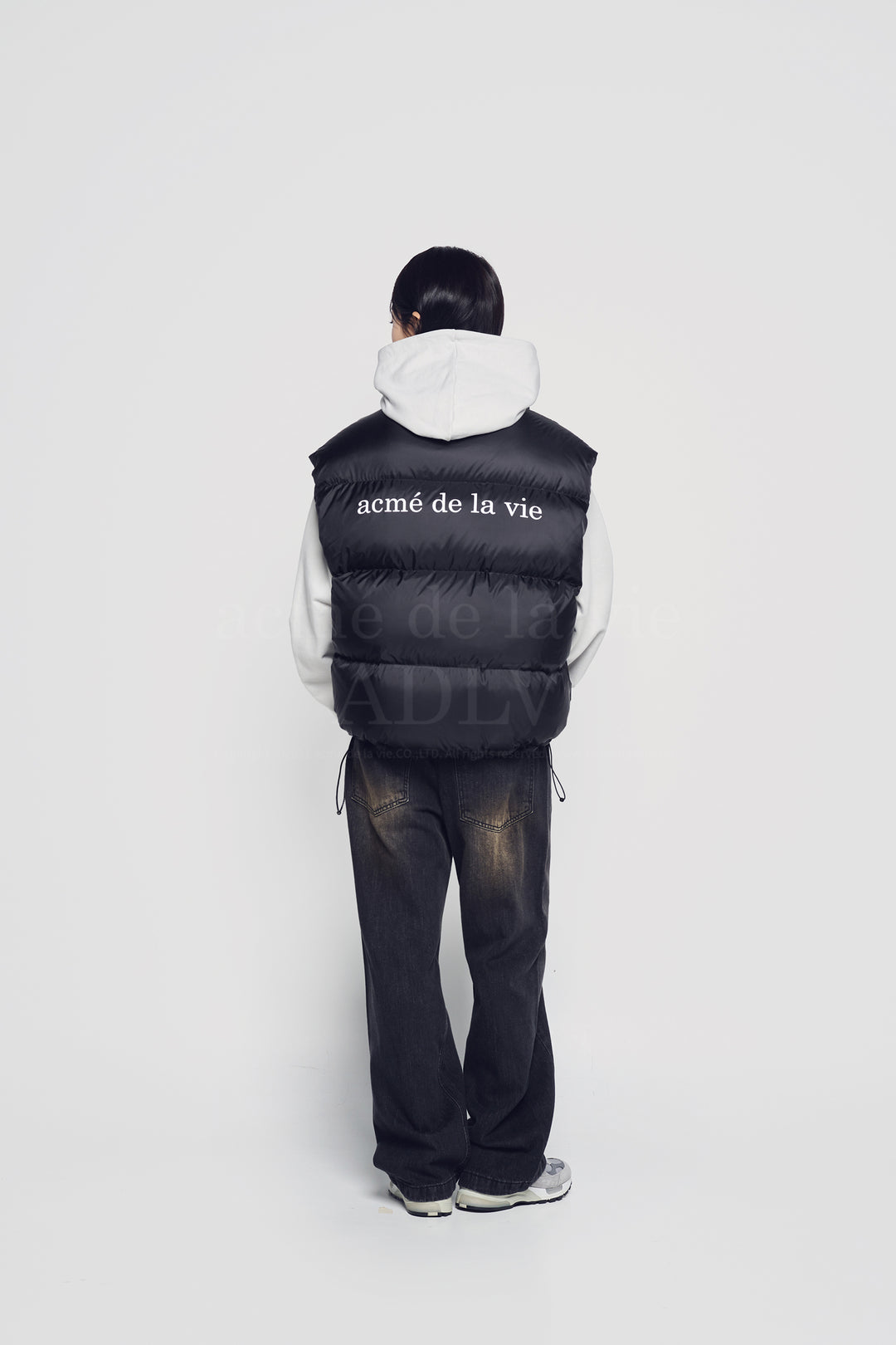 ADLV X HOSHI BASIC LOGO OVERSIZE SHORT DUCK DOWN VEST BLACK