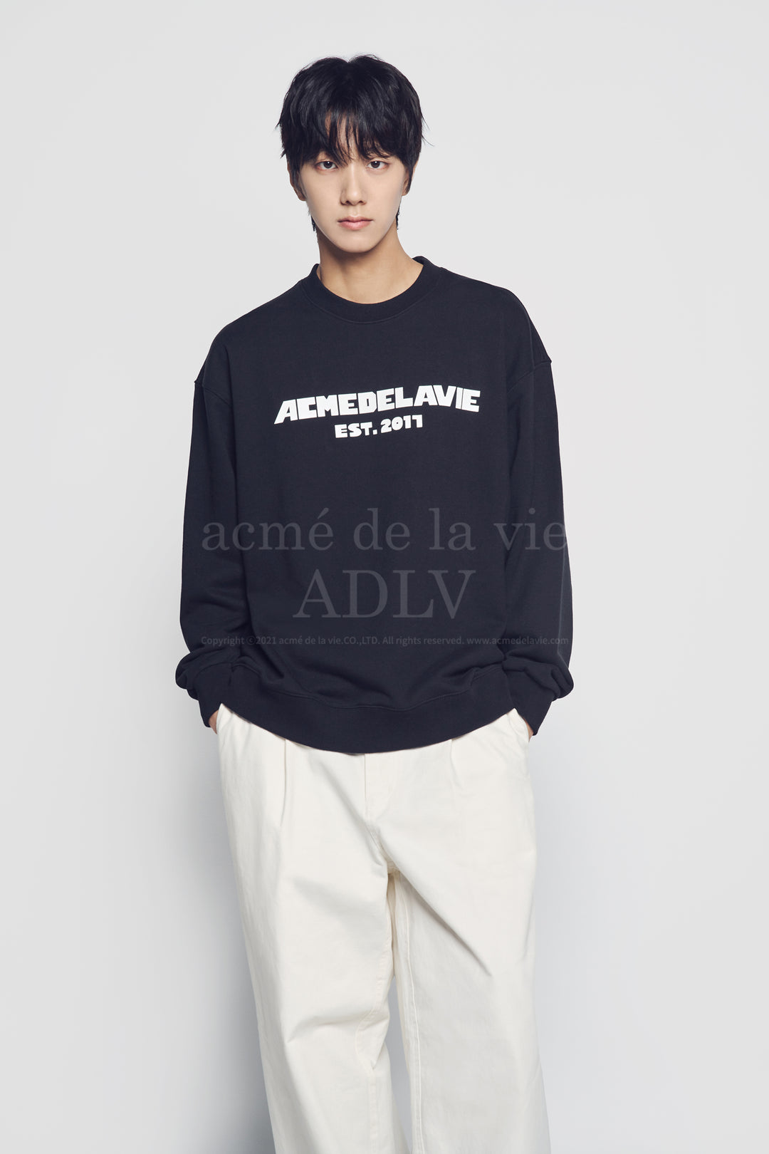 SIMPLE BOLD LOGO SWEATSHIRT